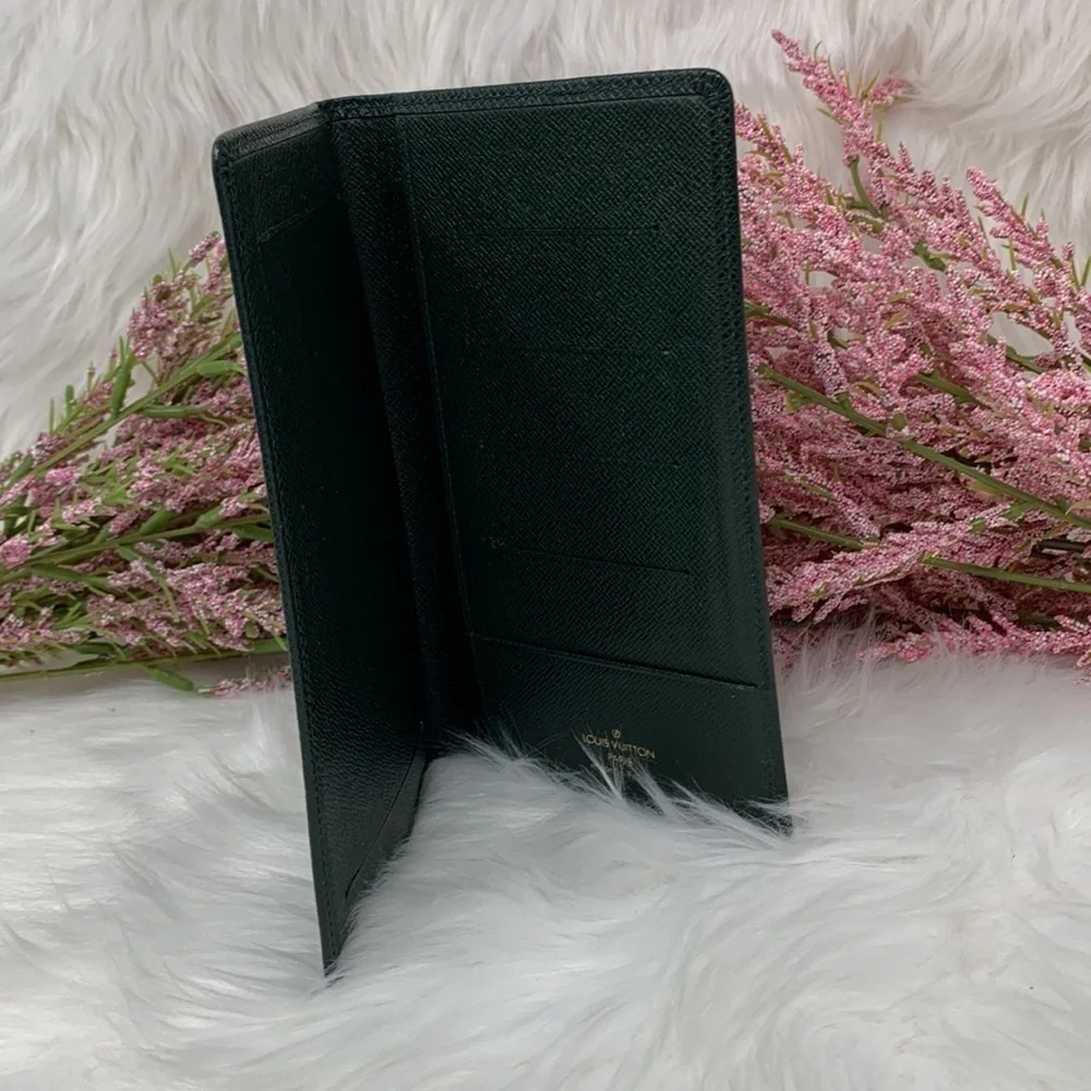 Louis Vuitton Green Taiga Leather Checkbook Wallet Datecode:V10967